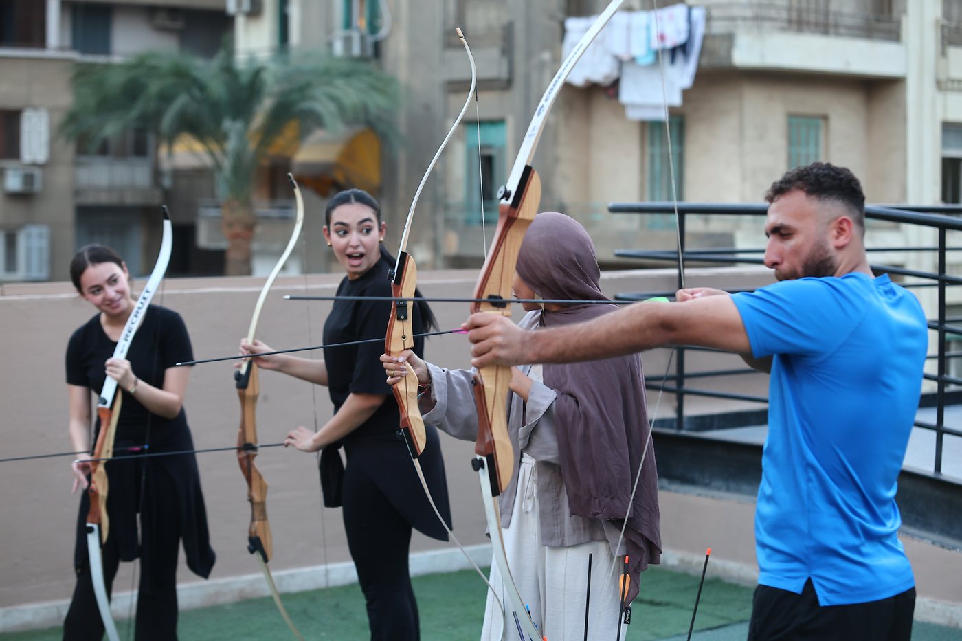 مجموعة متدربين على خط الرماية