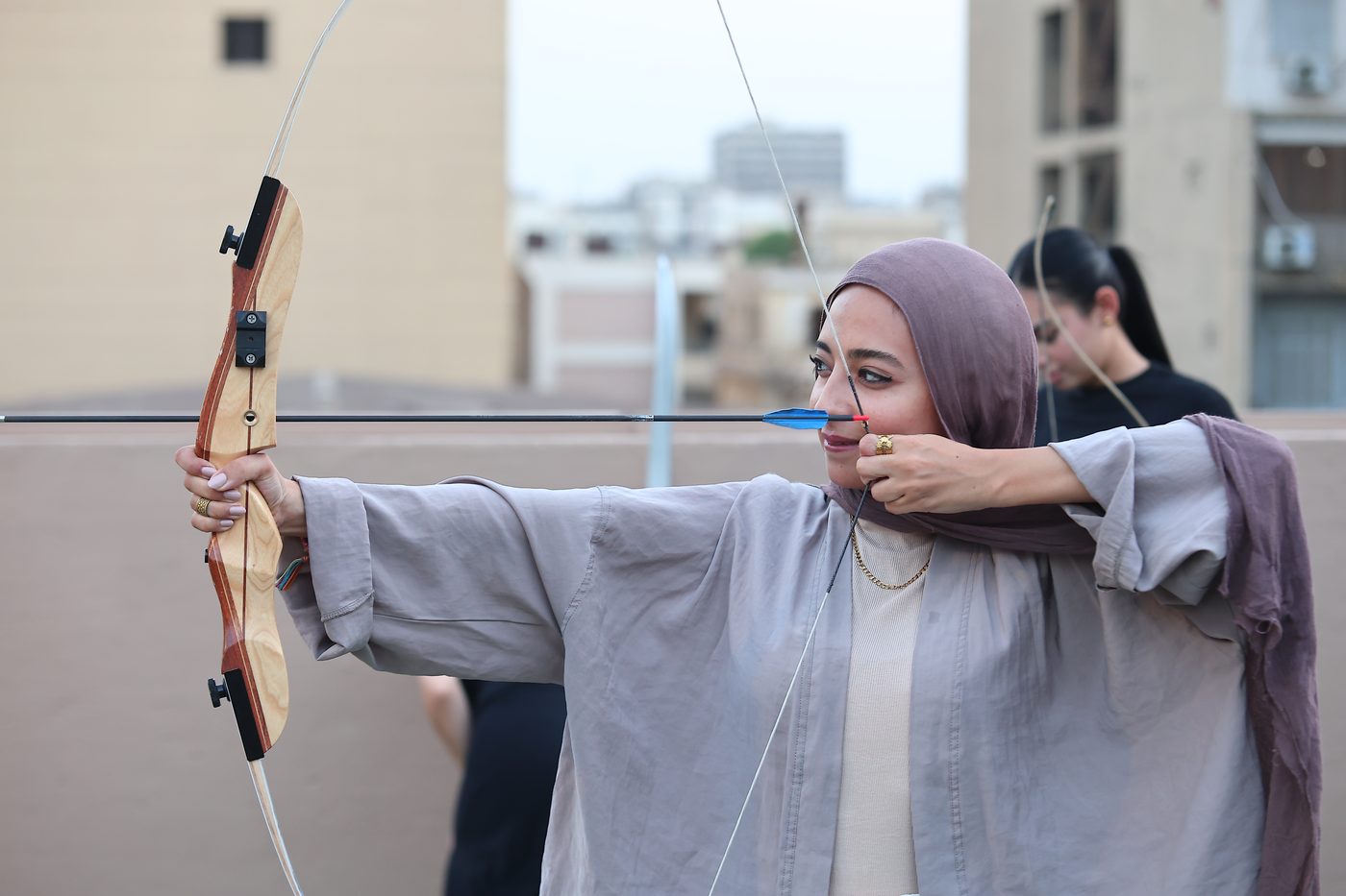 رامية والمدينة في الخلفية